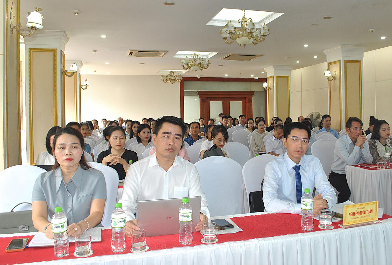 Các đại biểu tham gia hội nghị.