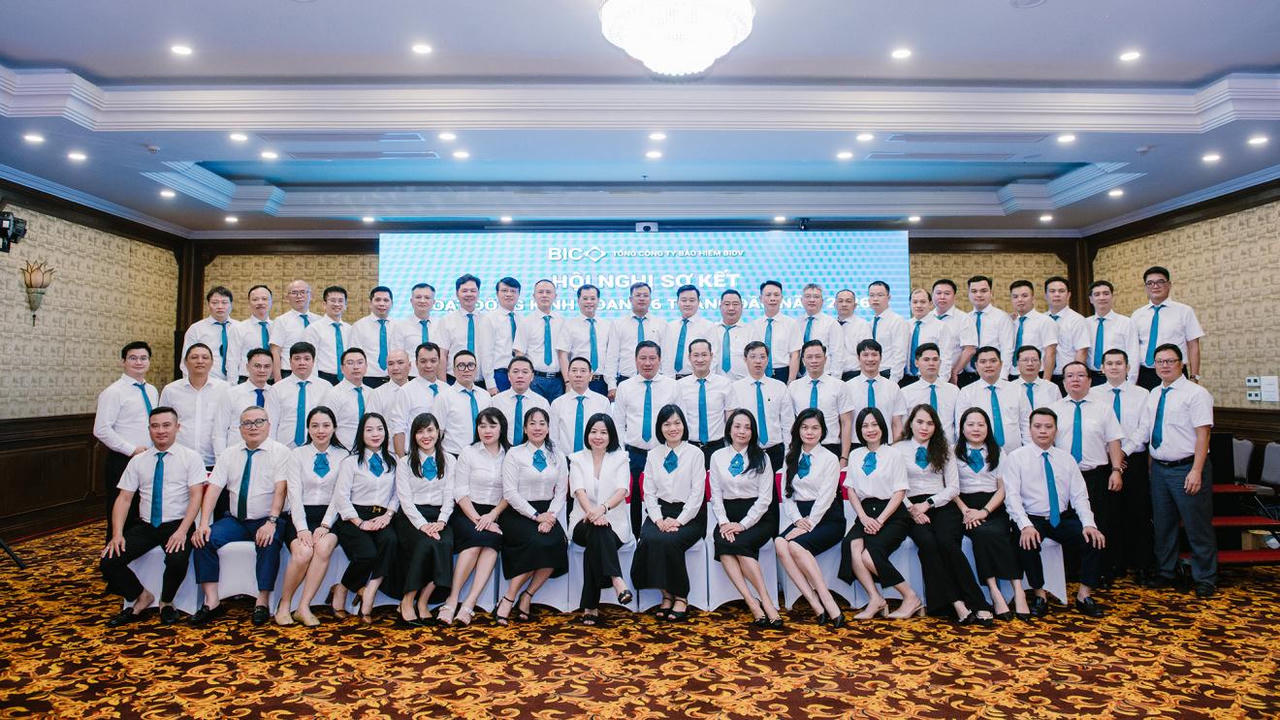 Toàn thể hội nghị quyết tâm hoàn thành các mục tiêu kế hoạch kinh doanh năm 2026 copy (1)