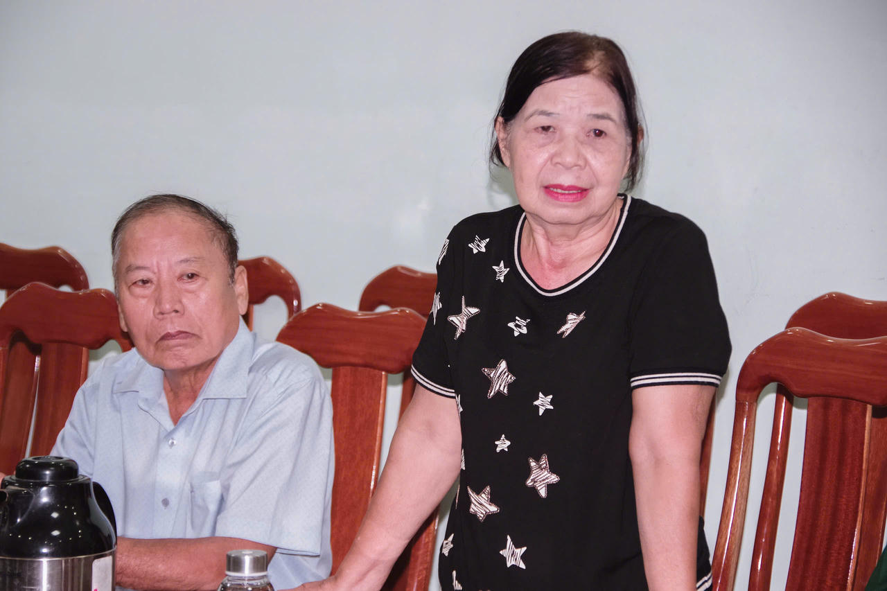 2 nhân chứng tham dự và kể lại việc phát hiện một hố chôn có 17 bộ hài cốt cùng nhiều di vật như quần áo, dép cao su, giày, súng AK và súng M79.