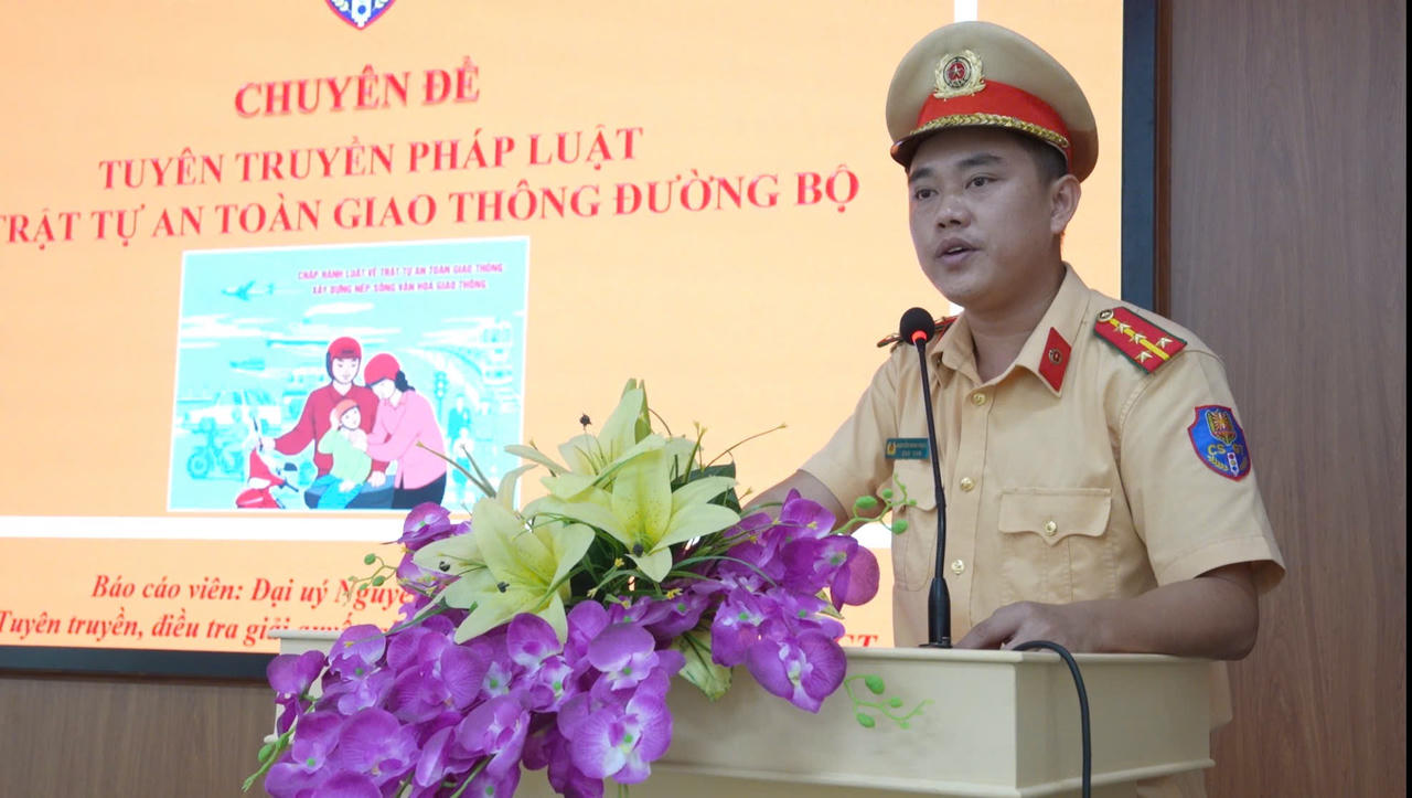 Báo cáo viên Phòng CSGT Công an TP Huế tuyên truyền, phổ biến các quy định pháp luật về trật tự, an toàn giao thông. (Ảnh: Trần Hồng)