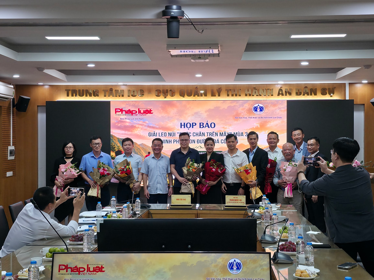 Ban tổ chức tặng hoa các đại diện nhà tài trợ