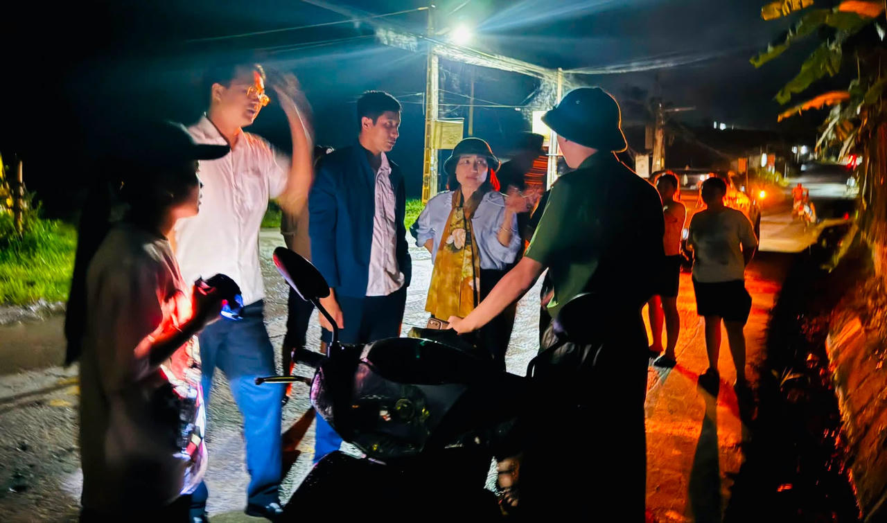 Bí thư Đảng ủy, Chủ tịch HĐND xã Bản Xèo Bàn Thanh Thảo chỉ đạo công tác ứng phó và tổ chức di dời người dân khỏi khu vực nguy hiểm. (Ảnh: Xã Bản Xèo).