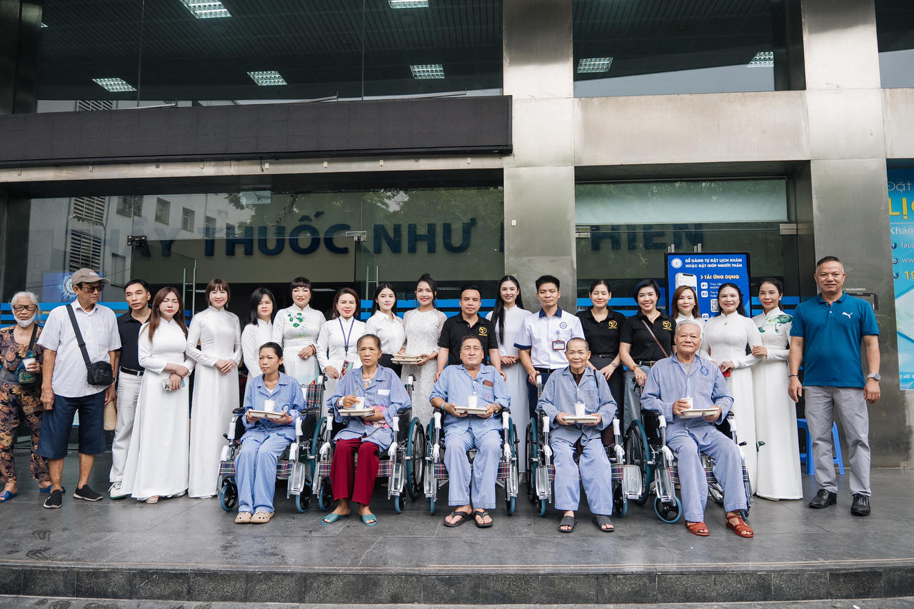 Đại diện các đơn vị tổ chức trao tặng xe lăn cho bệnh nhân tại Bệnh viện Nội tiết Trung ương. 