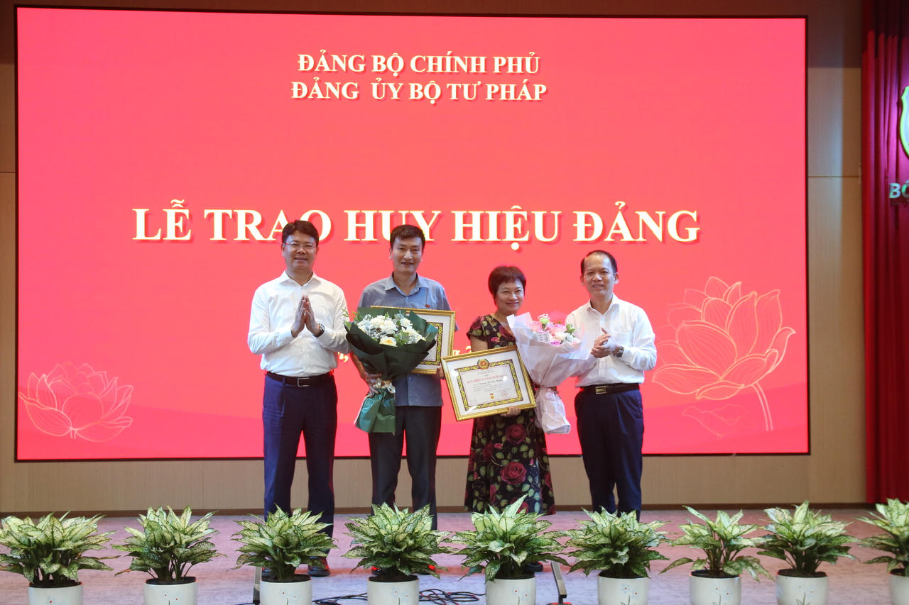Bí thư Đảng ủy, Bộ trưởng Hoàng Thanh Tùng; Phó Bí thư thường trực Đảng ủy, Thứ trưởng Nguyễn Thanh Tịnh trao tặng Huy hiệu 30 năm tuổi Đảng cho 2 đảng viên.