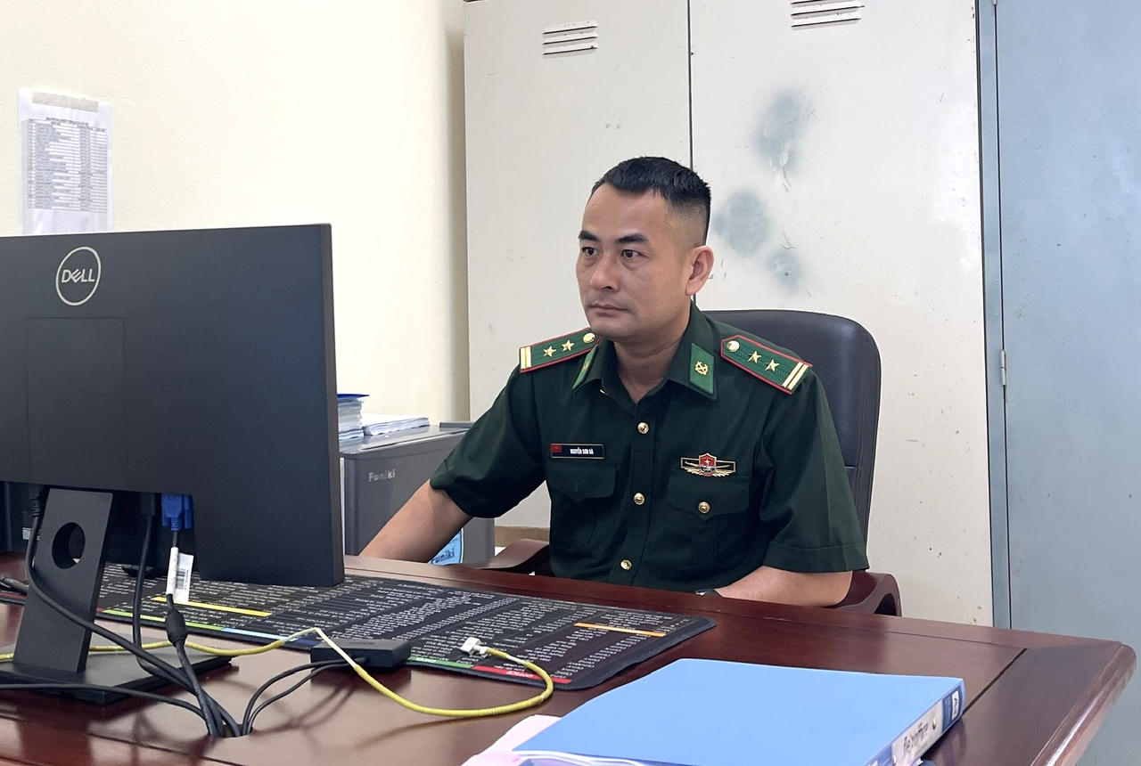 Trung tá Nguyễn Sơn Hà - Phó Đồn trưởng Nghiệp vụ Đồn Biên phòng Hạ Long. (Ảnh: Đức Dương)