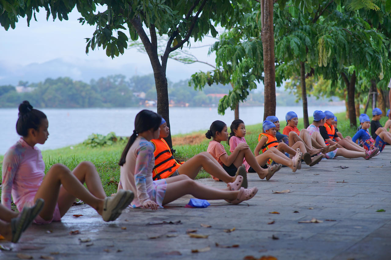Học viên khởi động, làm quen với các bài tập trước khi xuống nước. (Ảnh: Long Vũ)