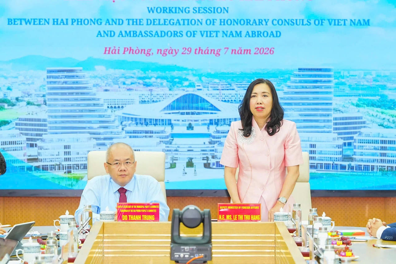 Thứ trưởng Bộ Ngoại giao Lê Thị Thu Hằng phát biểu tại buổi làm việc. Ảnh: ĐT