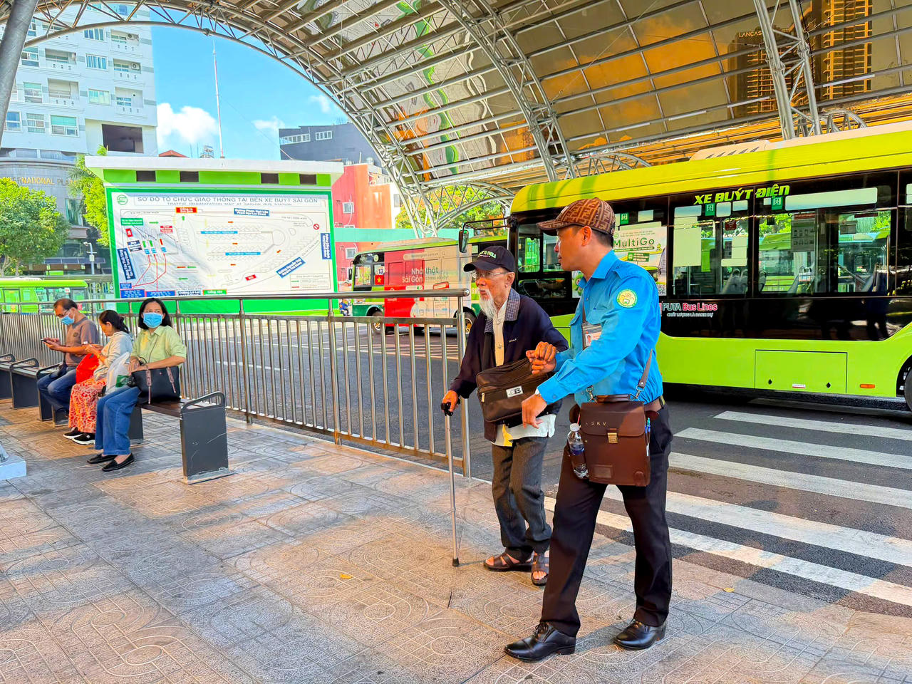 Xe buýt TP Hồ Chí Minh đổi mới đồng bộ, ngày càng thu hút người dân sử dụng
