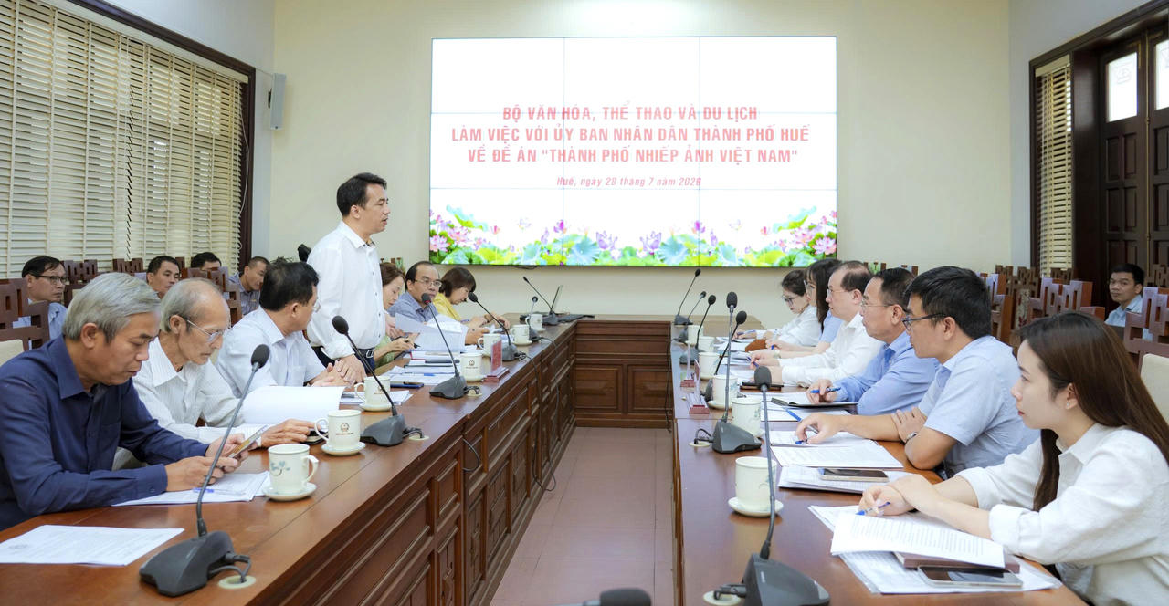 Đoàn công tác của Bộ VHTT&DL làm việc với UBND TP Huế về đề án "Thành phố nhiếp ảnh Việt Nam". (Ảnh: V. Bốn).