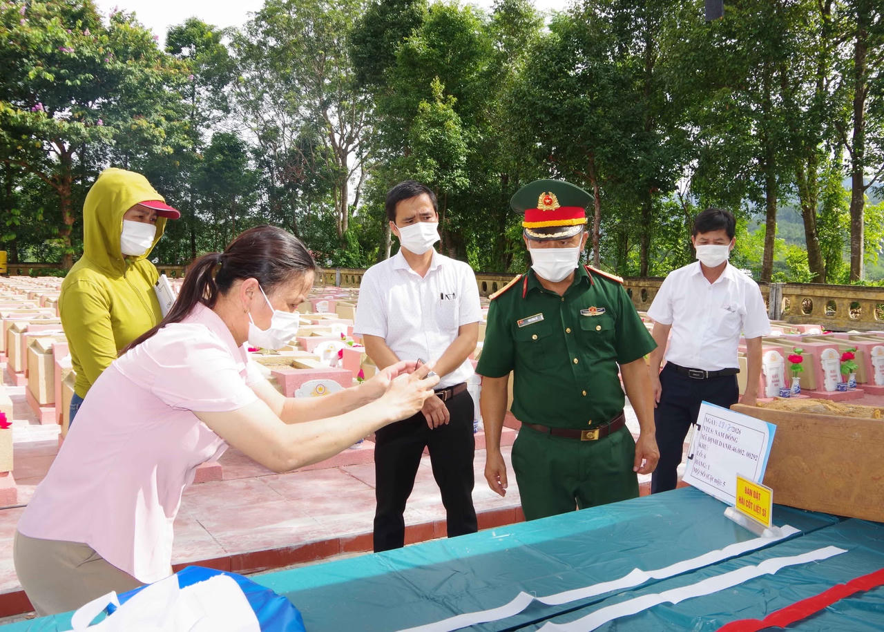 Lấy mẫu sinh phẩm 431 phần mộ liệt sĩ chưa xác định danh tính tại xã Khe Tre