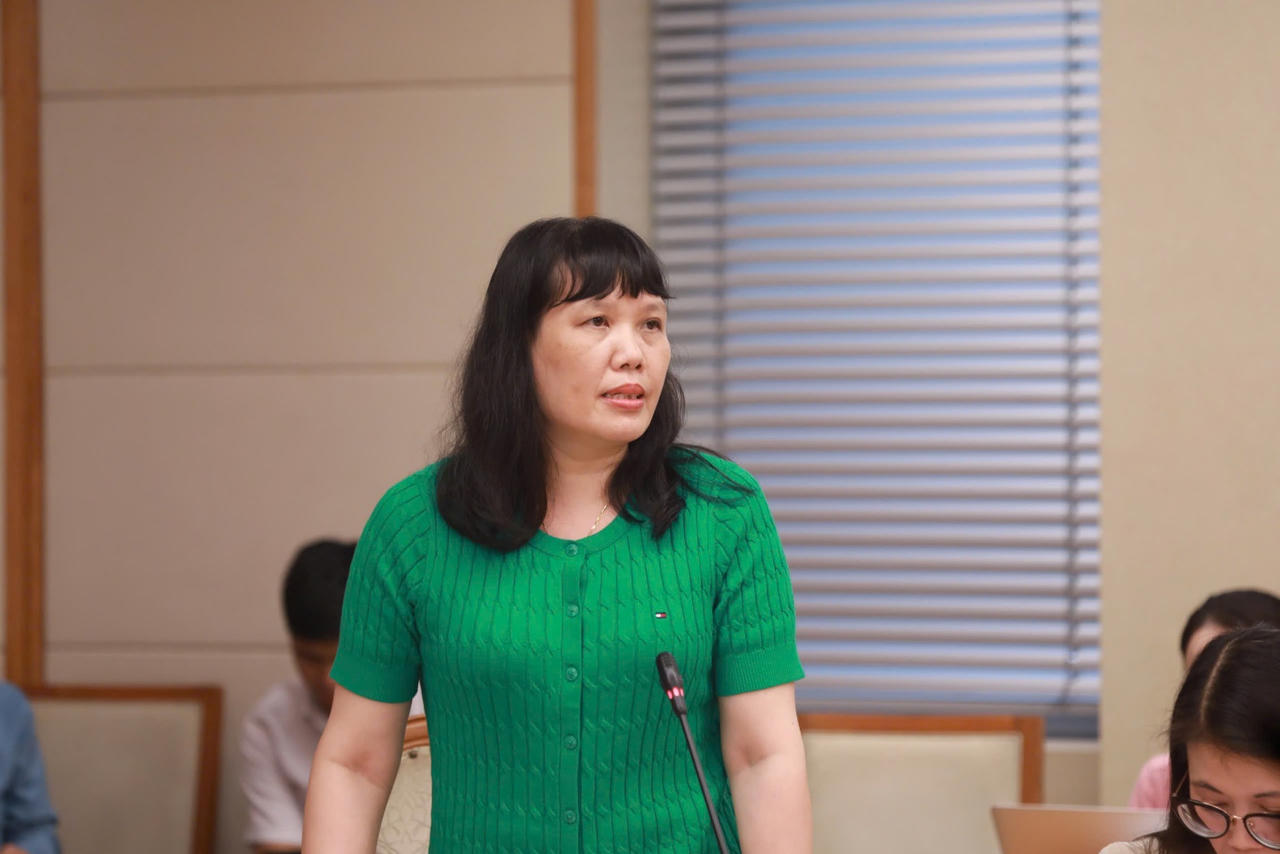 Bà Nguyễn Bội Quỳnh - Hiệu trưởng Trường THPT Việt Đức (Hà Nội) trao đổi tại cuộc họp. (Ảnh: MOET)