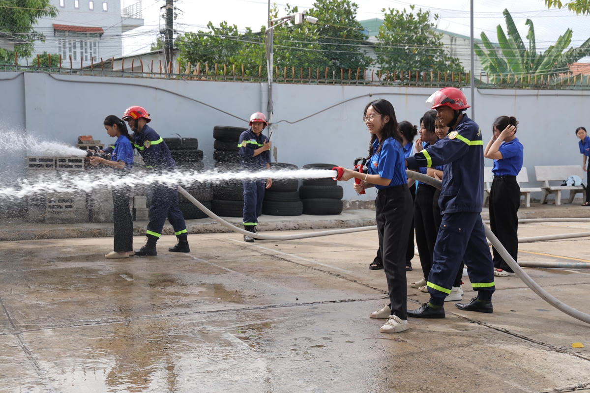 Tăng cường tập huấn kỹ năng về phòng cháy, chữa cháy cho người dân, đặc biệt là học sinh, sinh viên trên địa bàn (Ảnh: Công an tỉnh Tây Ninh)