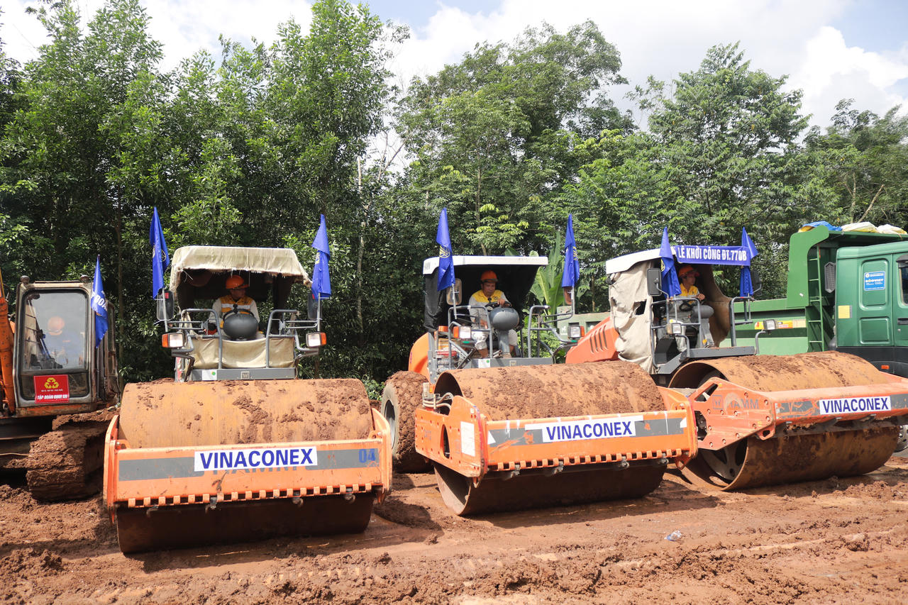 Các máy móc thiết bị đang được tập kết để thi công đường ĐT.770B. Ảnh: Tiến Dũng
