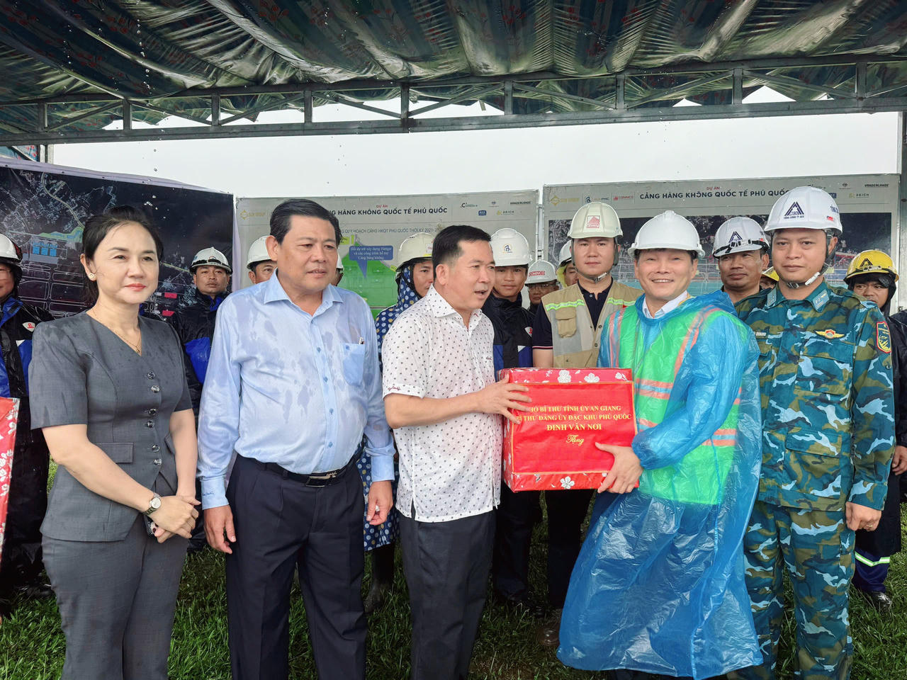 Lãnh đạo tỉnh An Giang thăm, tặng quà công nhân thi công đường băng số 2 Phú Quốc