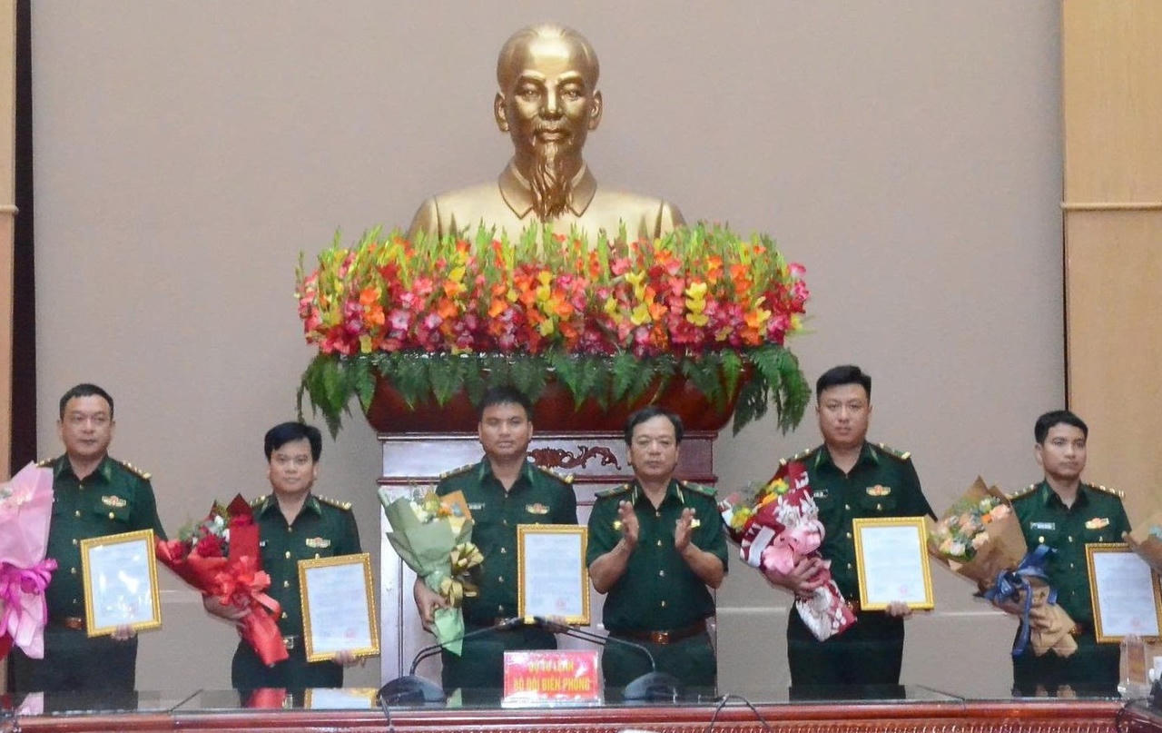 Thiếu tướng Nguyễn Văn Thiện trao Quyết định khen thưởng của Ban Chỉ đạo 1389 Bộ Quốc phòng cho các tập thể có thành tích xuất sắc trong đấu tranh phòng, chống tội phạm - BĐBP Quảng Ninh triệt phá thành công chuyên án QN 526 (Ảnh: Đơn vị cung cấp)