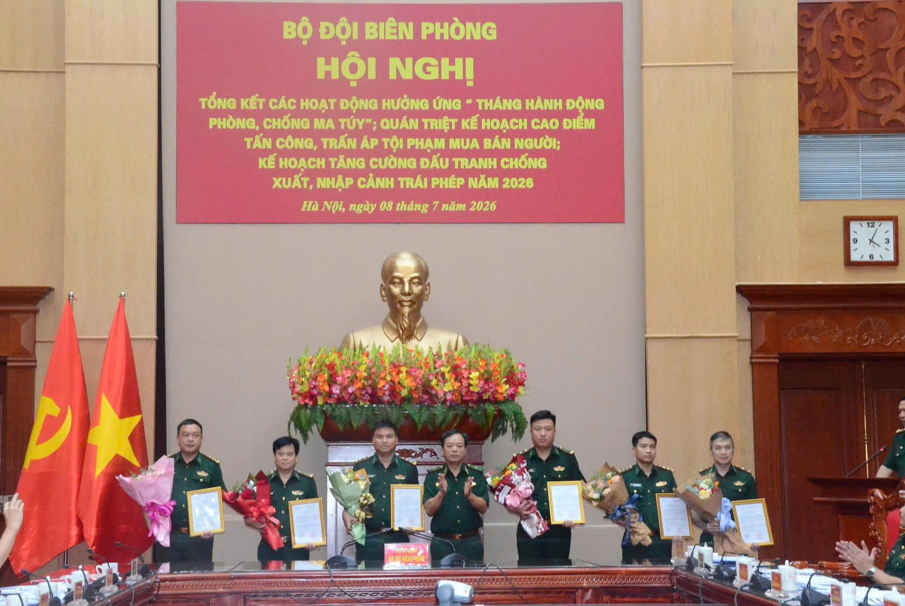 Thiếu tướng Nguyễn Văn Thiện trao Quyết định khen thưởng của Ban Chỉ đạo 1389 Bộ Quốc phòng cho các tập thể có thành tích xuất sắc trong đấu tranh phòng, chống tội phạm. (Ảnh: BĐBP Quảng Ninh cung cấp) 