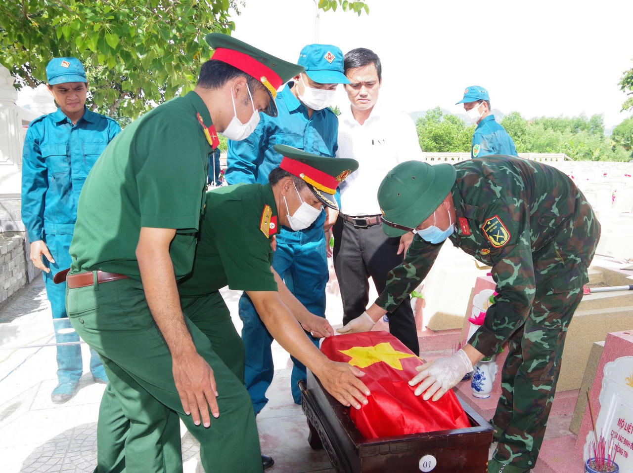 Lấy mẫu sinh phẩm 431 phần mộ liệt sĩ chưa xác định danh tính tại xã Khe Tre