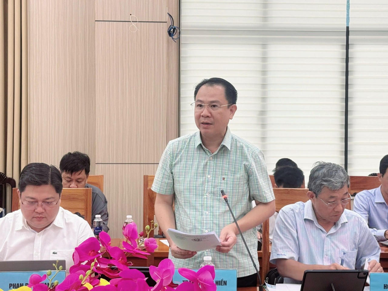 Ông Trần Quang Hiền, Giám đốc Sở Y tế tỉnh An Giang báo cáo tình hình vệ sinh an toàn thực phẩm. Ảnh: Hoàng Dung