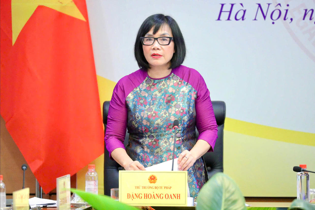 Thứ trưởng Bộ Tư pháp Đặng Hoàng Oanh phát biểu