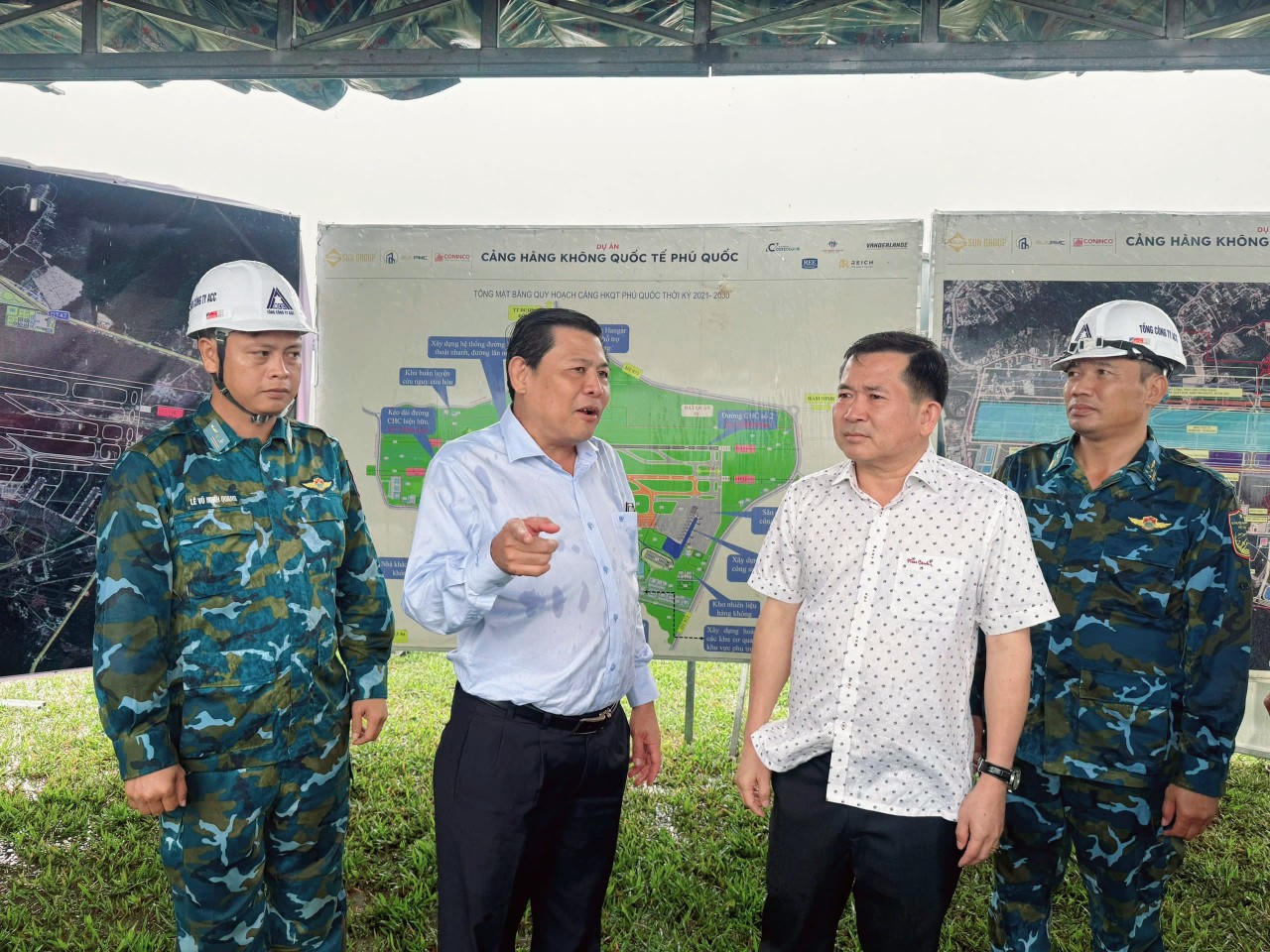 Ông Đinh Văn Nơi - Phó Bí thư Tỉnh ủy An Giang, Bí thư Đảng ủy đặc khu Phú Quốc làm việc tại công trường thi công sân bay Phú Quốc mở rộng. Ảnh: Hoàng Dung