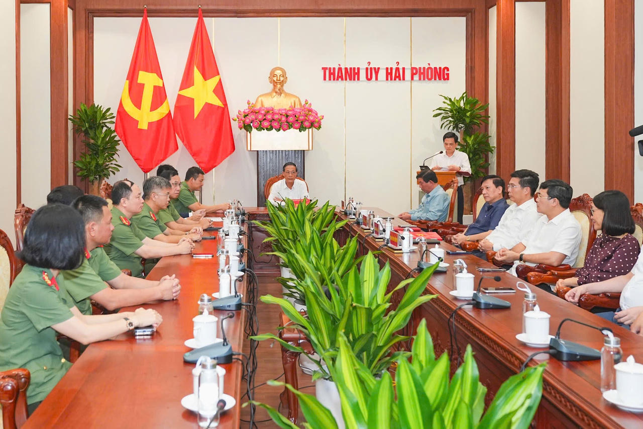 Quang cảnh hội nghị công bố Quyết định của Ban Thường vụ Thành ủy Hải Phòng về công tác cán bộ Văn phòng Thành ủy. (Ảnh ĐT)
