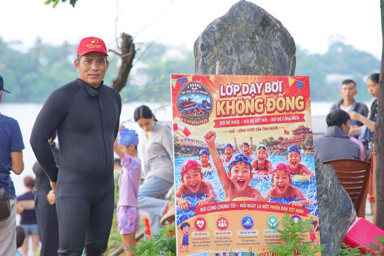 Anh Hồng Dương - Người sáng lập lớp học bơi 0 đồng. (Ảnh: Long Vũ)
