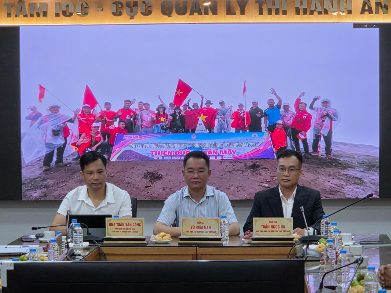 TS. Vũ Hoài Nam, Tổng biên tập Báo Pháp luật Việt Nam; Nhà báo Trần Ngọc Hà, Phó Tổng biên tập Báo Pháp luật Việt Nam cùng ông Trần Văn Công, Phó Giám đốc Sở Văn hóa, Thể thao và Du lịch tỉnh Lai Châu đồng chủ trì buổi họp báo.