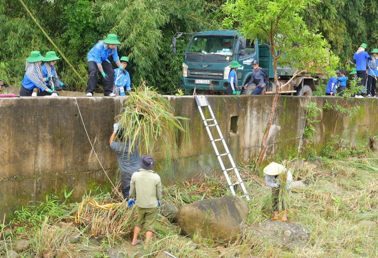 Phát quang khu vực sông biên giới từ mốc 1316 đến mốc 1317