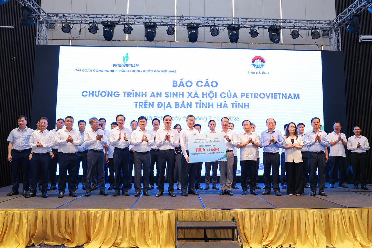 Petrovietnam trao biểu trưng hỗ trợ các hoạt động an sinh xã hội trên địa bàn tỉnh Hà Tĩnh.