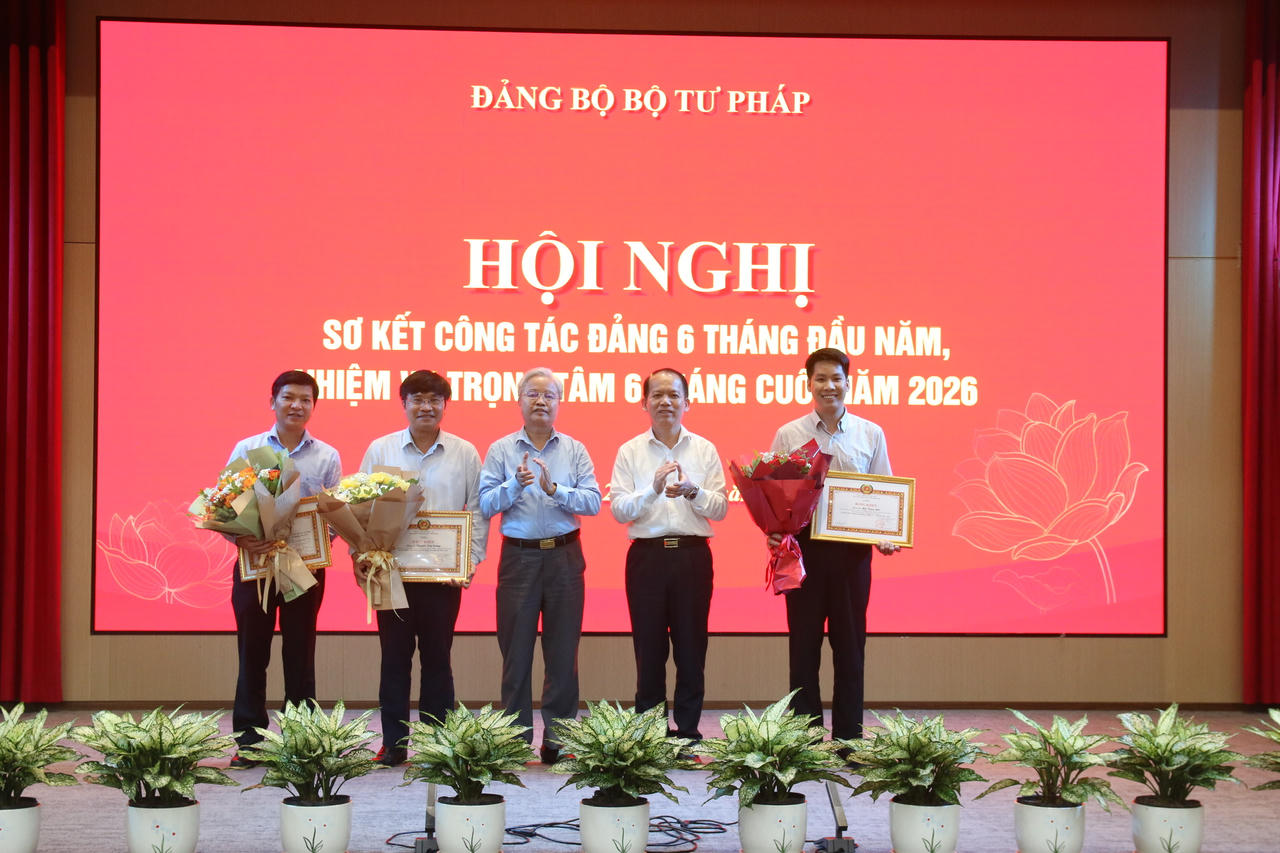 Bí thư Đảng ủy, Bộ trưởng Hoàng Thanh Tùng; Phó Bí thư chuyên trách Đảng ủy Nguyễn Quang Thái trao tặng Bằng khen của Ban Thường vụ Đảng ủy Chính phủ cho 1 tập thể và 2 cá nhân.