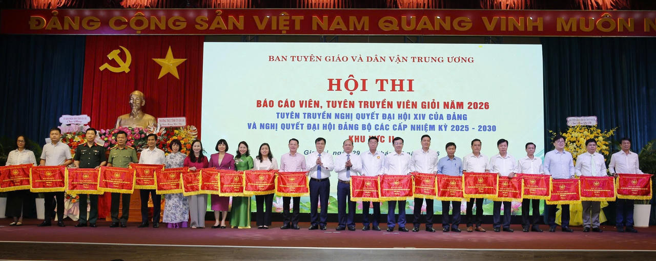 Ban Tổ chức trao cờ lưu niệm cho đại diện của 21 đoàn tham gia Hội thi. (Ảnh: Man Đức Dũng)