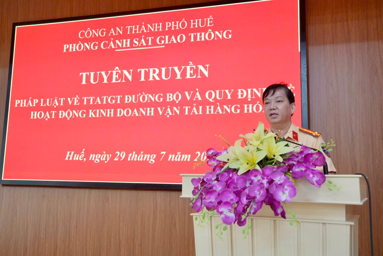 Đại tá Lê Viết Phương, Trưởng phòng CSGT Công an TP Huế, phát biểu tại buổi tuyên truyền. (Ảnh: Trần Hồng)