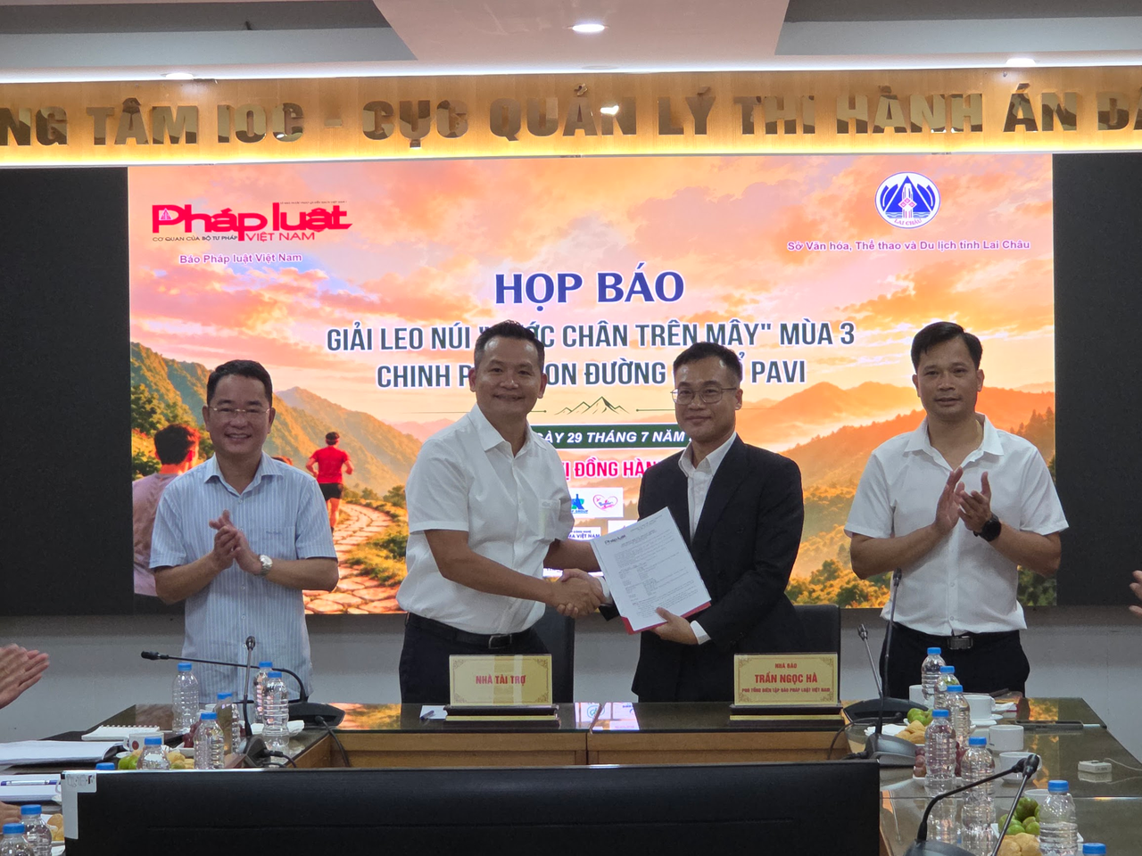 Khởi động Giải leo núi "Bước chân trên mây" mùa 3, lần đầu mở rộng cho vận động viên toàn quốc