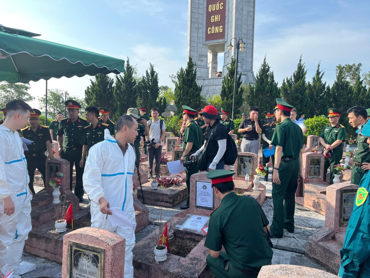 Các kỹ sư Viettel trực tiếp hướng dẫn cán bộ địa phương sử dụng phần mềm (Nguồn ảnh: Viettel)