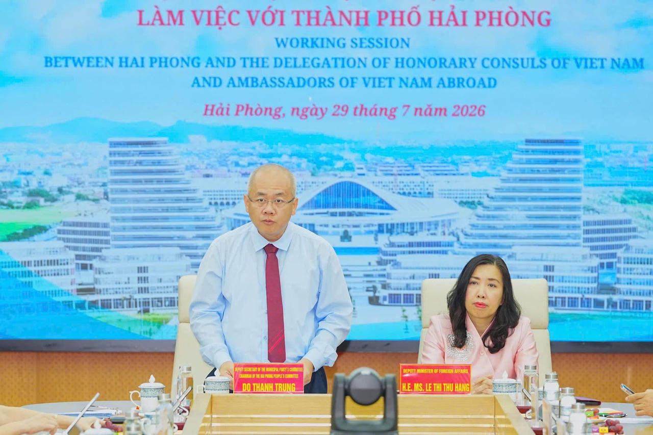 Chủ tịch UBND TP Hải Phòng Đỗ Thành Trung phát biểu tại buổi làm việc. Ảnh: ĐT