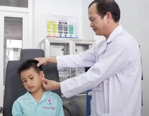 Bé 6 tuổi bị que tre đâm xuyên vành tai khi vui chơi