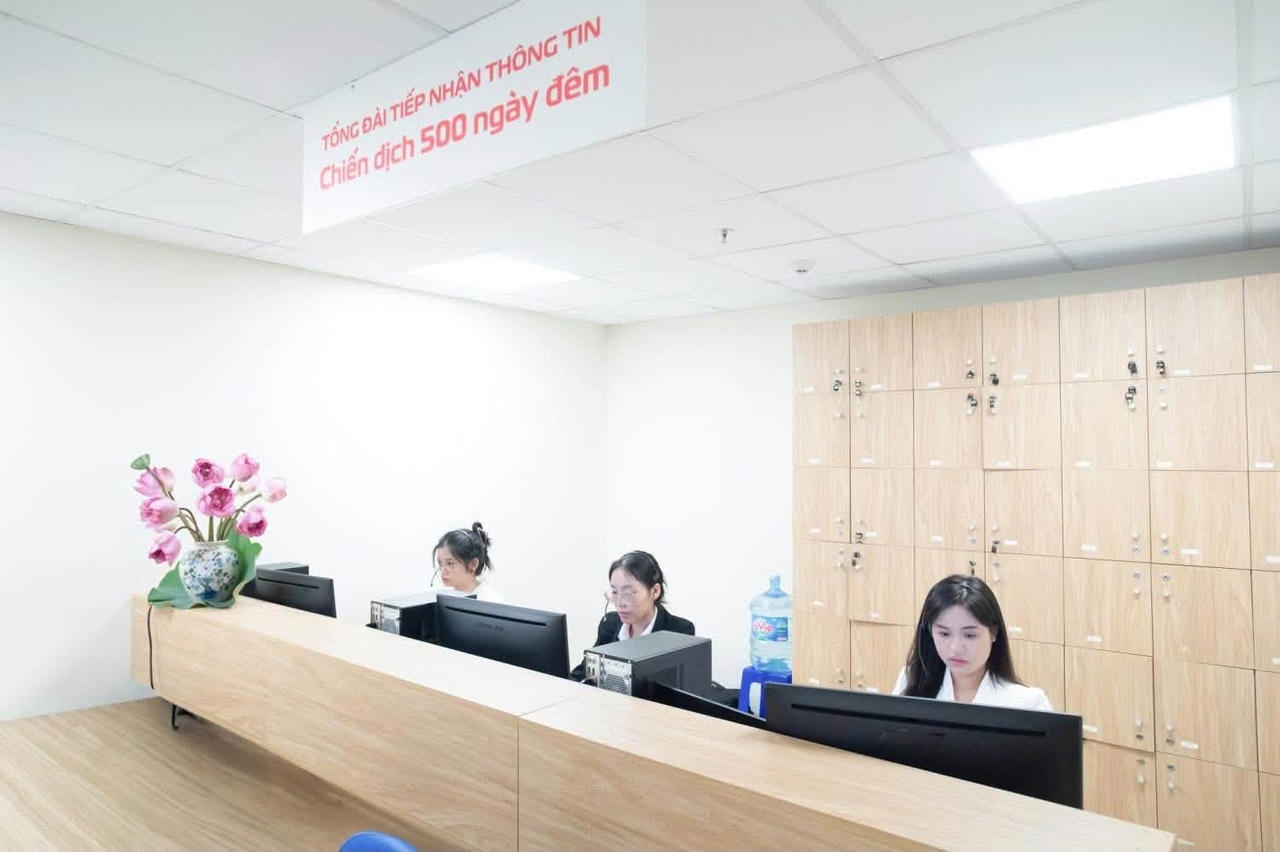 Tổng đài tiếp nhận thông tin của “Chiến dịch 500 ngày đêm” hoạt động hết công suất trong hơn 1 tháng qua. (Nguồn ảnh: Viettel)