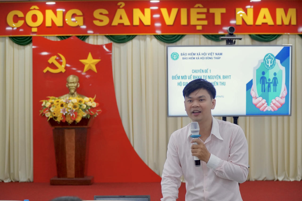 Ông Trần Huy Lam – Phó Trưởng phòng Quản lý thu và phát triển người tham gia báo cáo chuyên đề tại buổi tập huấn. Ảnh: Kim Ngân