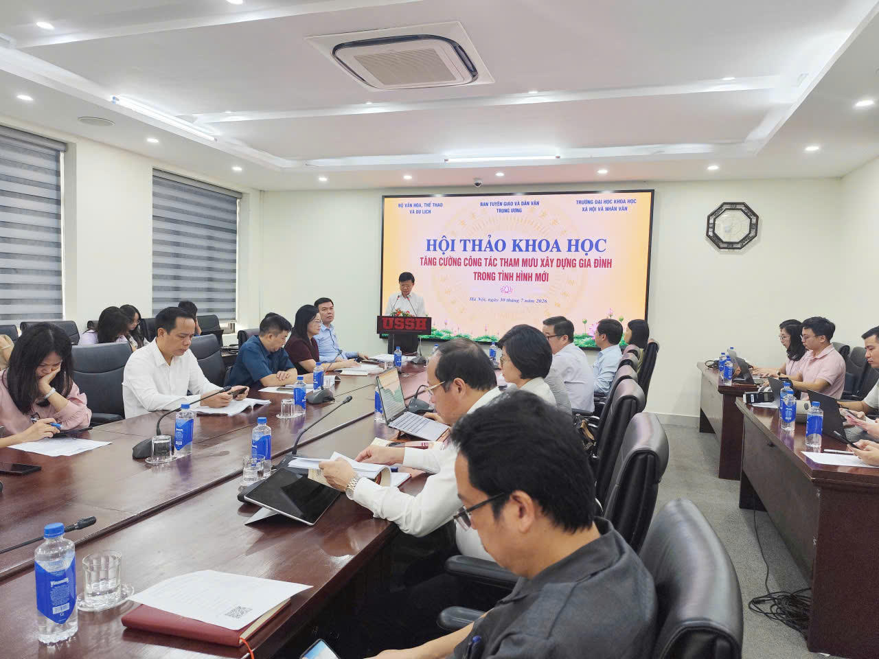 Ông Hoàng Anh Tuấn - Hiệu trưởng Trường ĐH Khoa học xã hội và Nhân văn, Đại học Quốc gia Hà Nội phát biểu chào mừng hội thảo. (Ảnh: PV).