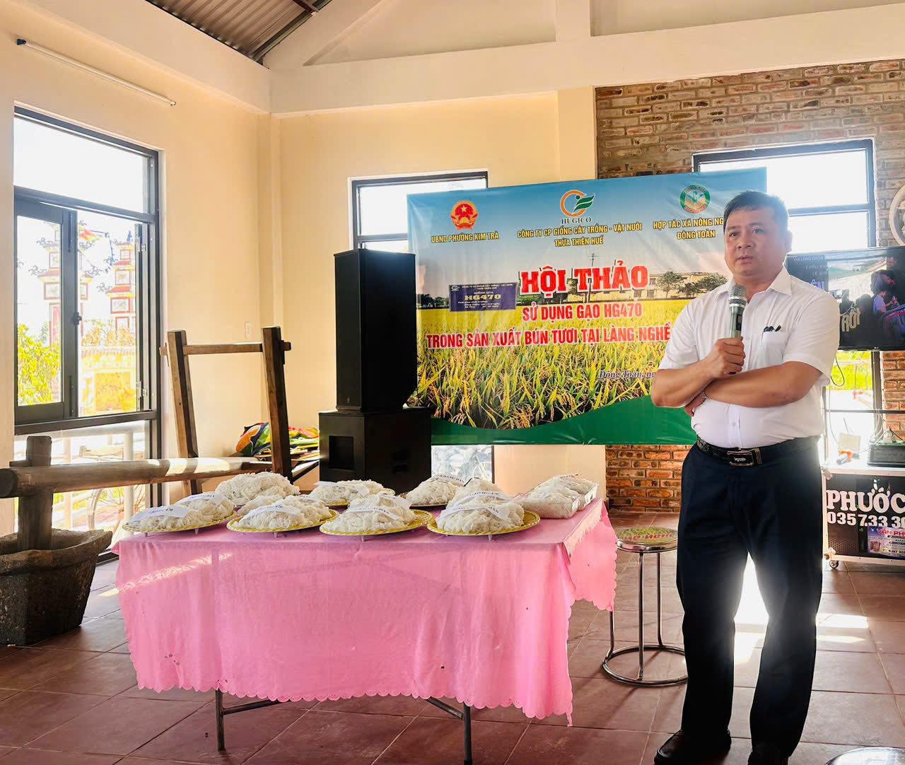Ông Mai Văn Xuân - Trưởng Ban tổ chức giới thiệu nghề làm bún Vân Cù - Di sản văn hóa phi vật thể quốc gia, một trong những điểm nhấn ẩm thực sẽ phục vụ miễn phí các vận động viên sau khi về đích