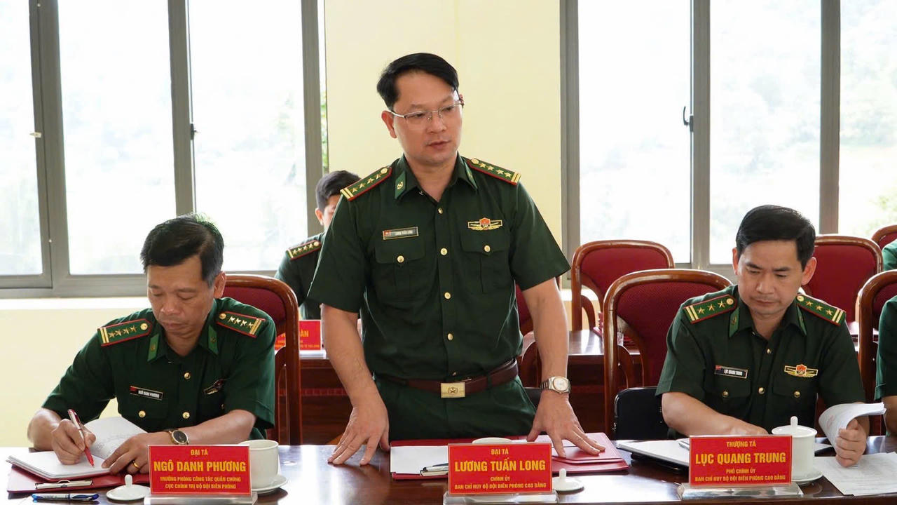Đại tá Lương Tuấn Long - Chính ủy BCH Bộ đội Biên phòng tỉnh Cao Bằng phát biểu tại buổi làm việc. (Ảnh: BPCB)