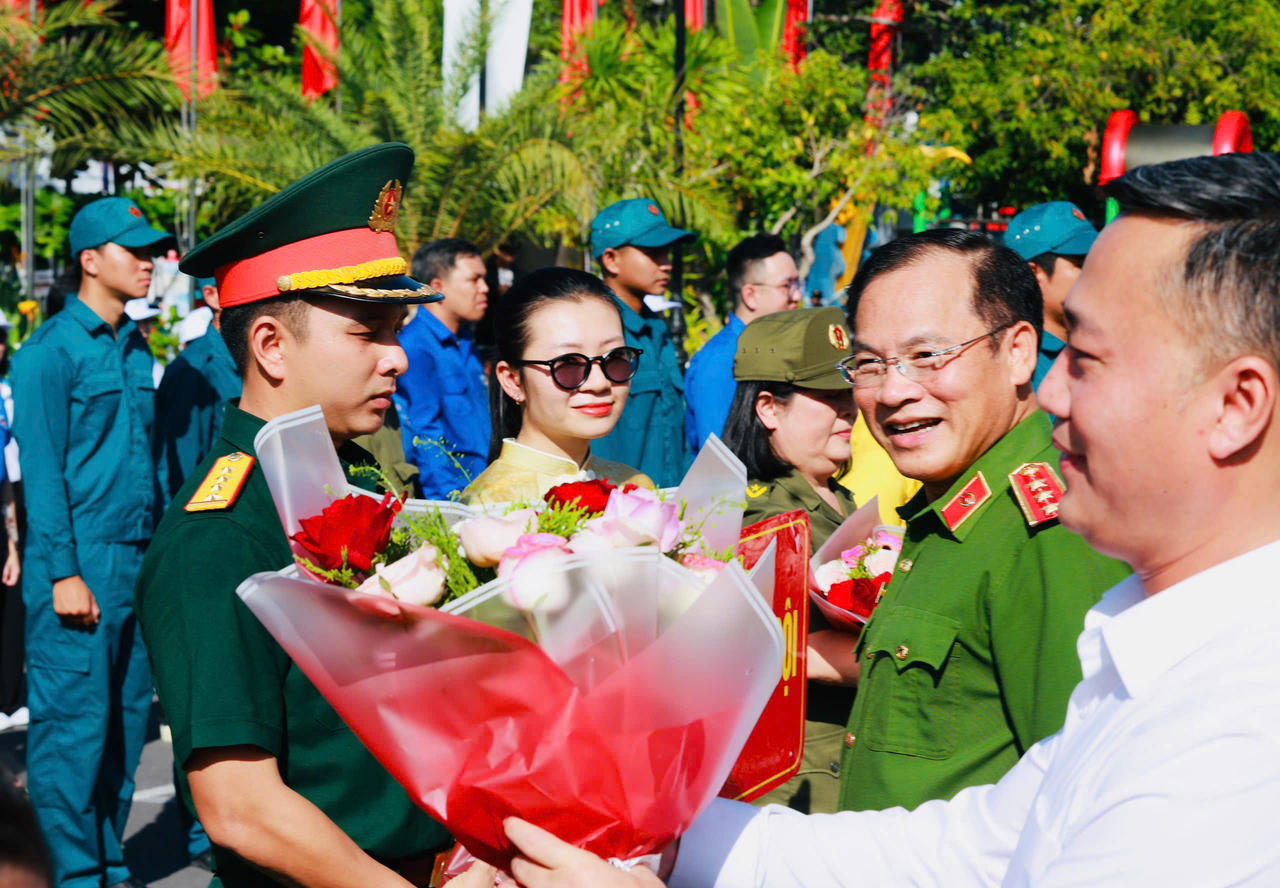 Các đại biểu động viên lực lượng diễu hành tuyên truyền trực quan về chung tay phòng, chống mua bán người. Ảnh: ANH TRUNG