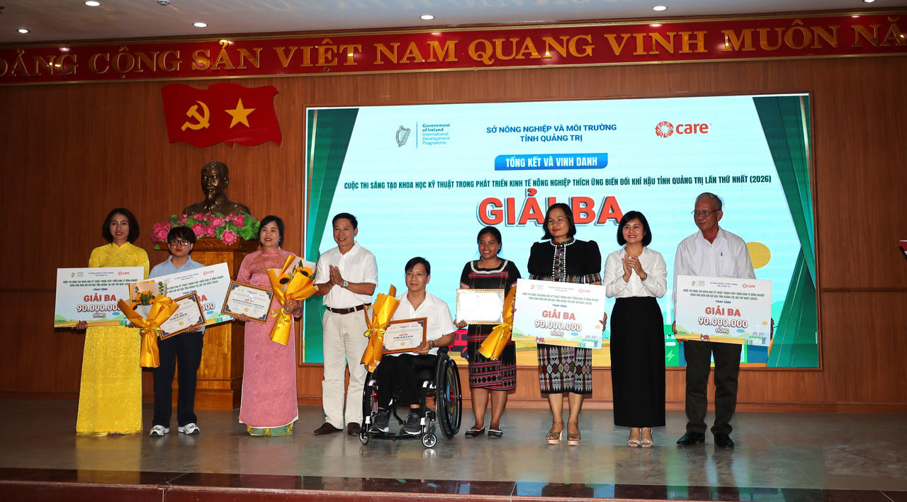 Ban Tổ chức trao giải Ba cho các tác giả có sáng kiến tiêu biểu tại Cuộc thi Sáng kiến phát triển kinh tế nông nghiệp thích ứng với biến đổi khí hậu tỉnh Quảng Trị. (Ảnh MP).