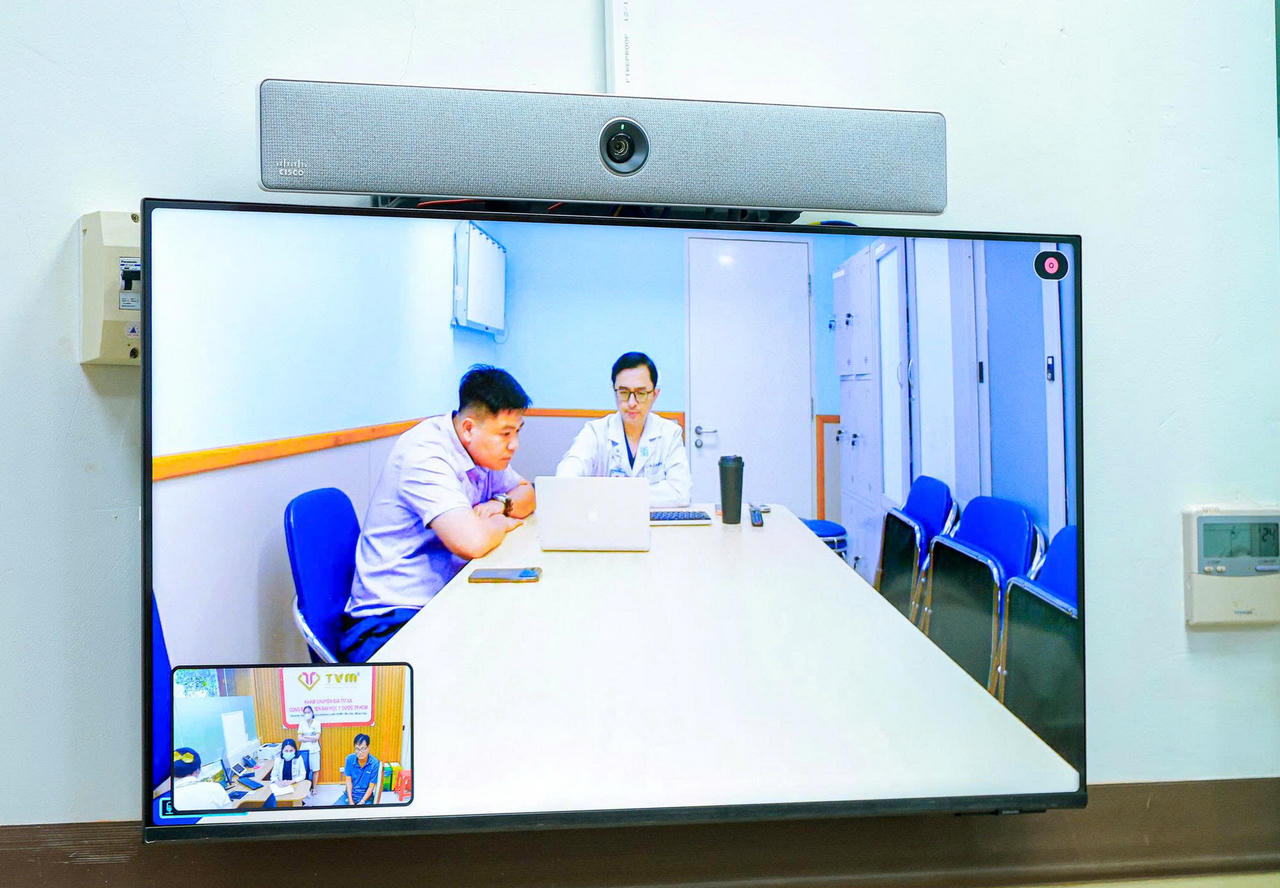 BS.CKI Lê Hoàng Bảo - Chuyên khoa Nội tiết, Bệnh viện Đại học Y Dược TP. Hồ Chí Minh (bên phải), tư vấn chuyên môn cho người bệnh qua hệ thống kết nối trực tuyến (Ảnh: Trọng Nghĩa).