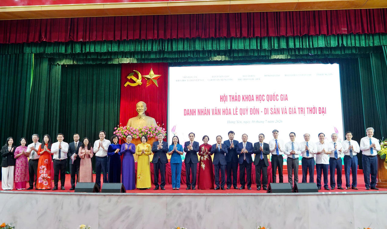 Các đại biểu chụp ảnh lưu niệm. (Ảnh: Vũ Hùng)