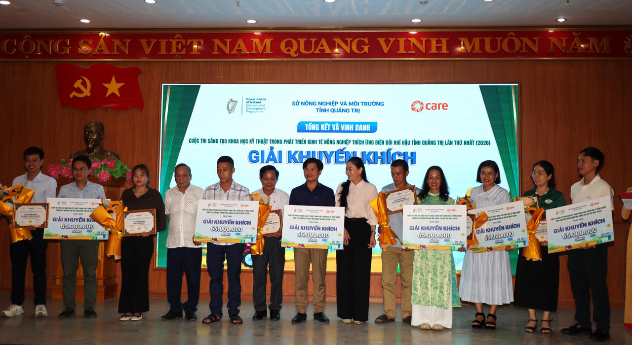 Ban Tổ chức trao giải Khuyến khích cho các tác giả có sáng kiến tiêu biểu tại Cuộc thi Sáng kiến phát triển kinh tế nông nghiệp thích ứng với biến đổi khí hậu tỉnh Quảng Trị. (Ảnh MP).