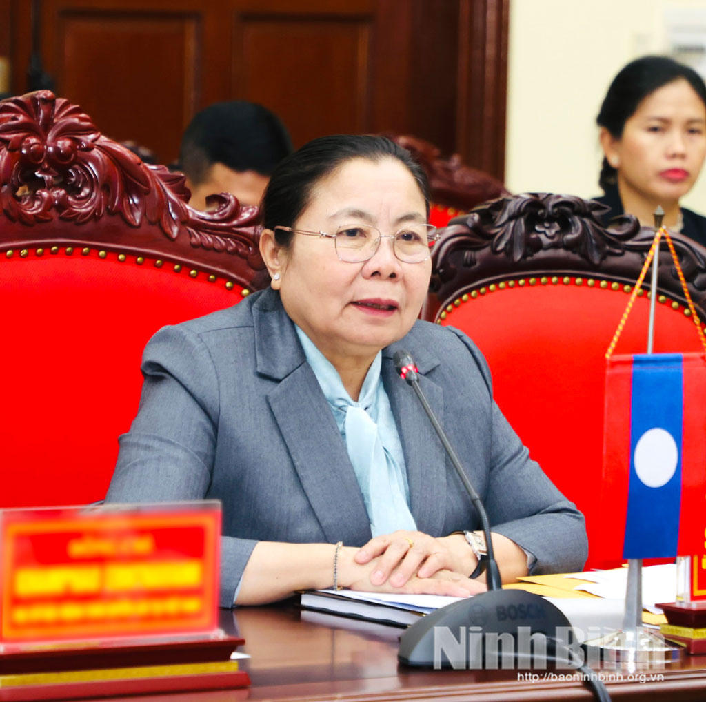 Bà Sisay Luedethmounsone, Ủy viên Bộ Chính trị, Bí thư Trung ương Đảng, Trưởng Ban Tổ chức Trung ương Nhân dân Cách mạng Lào phát biểu tại hội nghị. (Ảnh: Báo Ninh Bình)