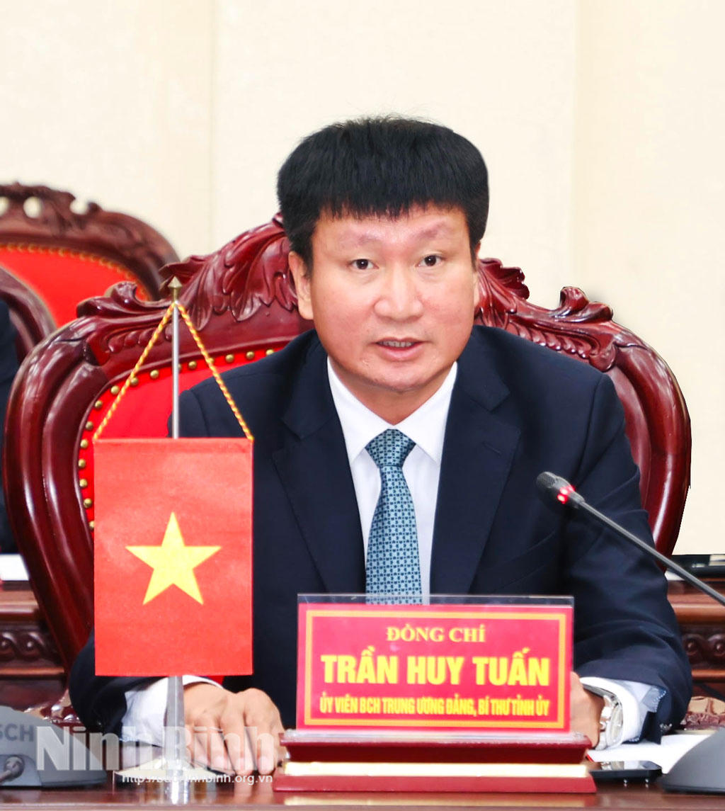 Bí thư Tỉnh ủy Ninh Bình Trần Huy Tuấn phát biểu tại hội nghị (Ảnh: Báo Ninh Bình)