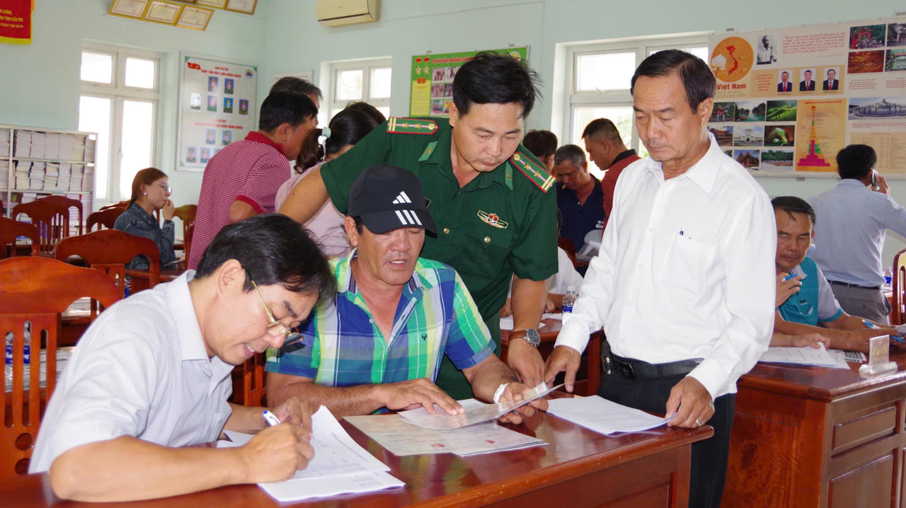 BĐBP Vĩnh Long phối hợp hỗ trợ ngư dân hoàn thiện thủ tục cấp phép thiết bị vô tuyến điện trên tàu cá