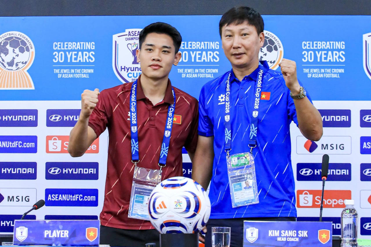 HLV Kim Sang Sik và Đình Bắc trong buổi họp báo trước trận đấu (Ảnh VFF)